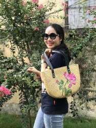 Túi cói đeo vai vẽ hoa hồng