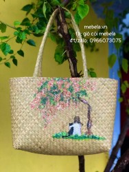 Giỏ cói vẽ cô gái ôm mèo dưới gốc cây