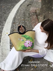 Giỏ cói quai gỗ tròn vẽ sen hồng
