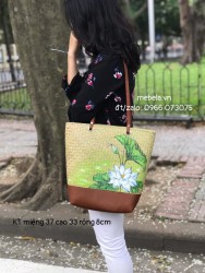 Giỏ cói pha da nâu vẽ sen trắng đựng vừa A4