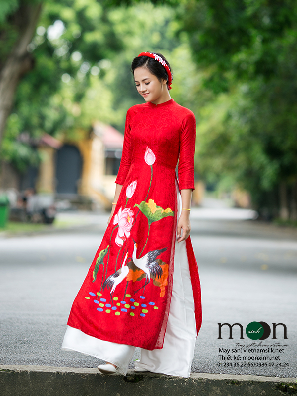 Áo dài cô dâu là biểu tượng văn hóa truyền thống của Việt Nam. Những chiếc áo dài được thiết kế tinh tế và đính kèm các phụ kiện lộng lẫy sẽ giúp cô dâu trông thật trang nhã và quý phái trong ngày trọng đại của mình.